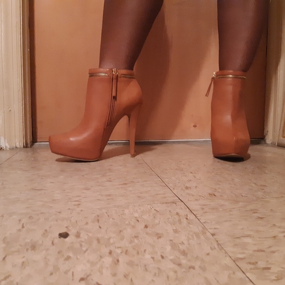 Brown ankle length booties - Picture 3 of 3